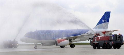 Der Airbus A319 der Fluggesellschaft British Midland (bmi) wird mit einer Willkommensdusche begrüßt. Die neue Flugverbindung Dresden-London ist offiziell eröffnet worden. (FOTO: DDP)