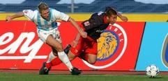 Torben Hoffmann (l) vom TSV 1860 München foult Du Ri Cha von Eintracht Frankfurt. (Foto: dpa)