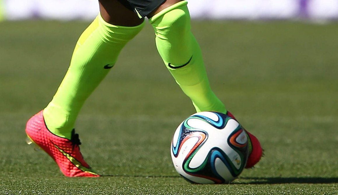 Ein Fußballer trainiert mit dem Ball.