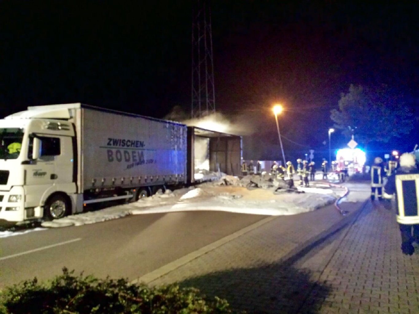 In der Ladegaststraße löschte die Feuerwehr den brennenden Anhänger eines abgestellten Lkw. Die Schadenshöhe ist noch unklar.