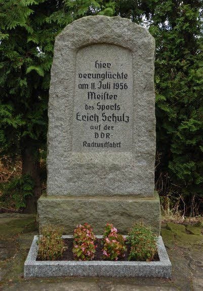 Der Stein zum Gedenken an den Radsportler Erich Schulz
