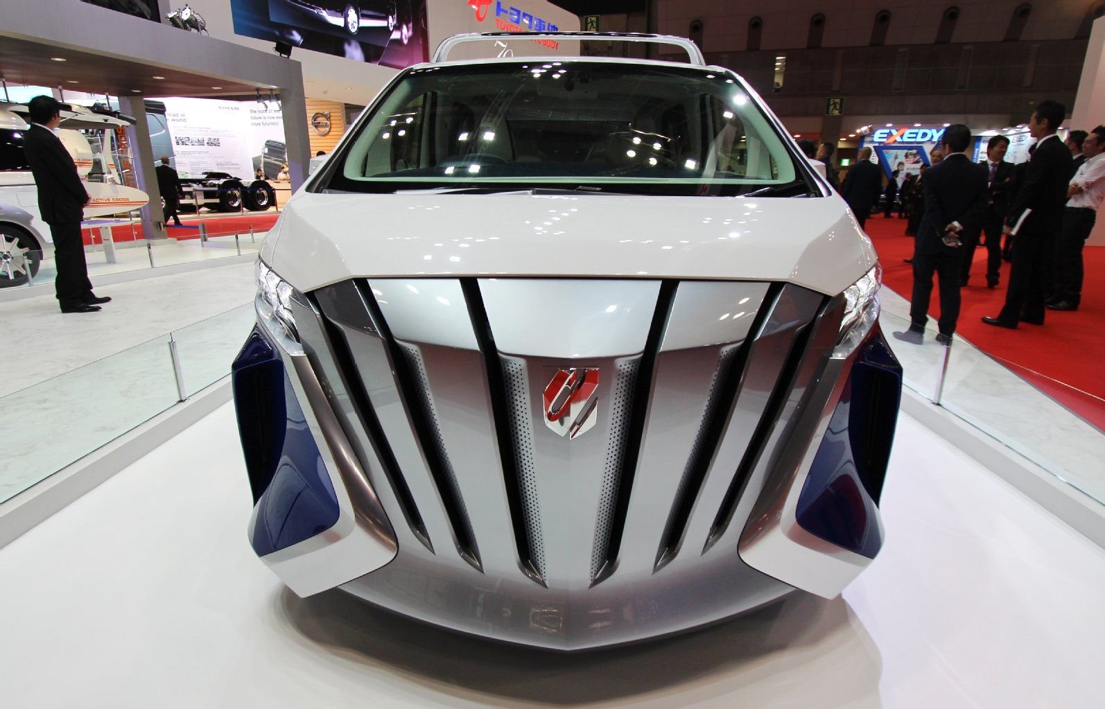 Noch ein Van oder schon ein Hochgeschwindigkeitszug ohne Schienen? Toyotas umgebauter Alphard mit dem Namen «Hercule» erinnert an einen Shinkasen-Schnellzug.