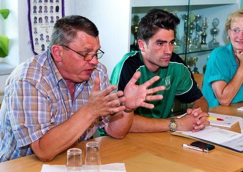 Langeneichstädts Präsident Mario Zwarg (links) und Fußball-Abteilungsleiter Maik Patzner legen die Vorteile einer Vereinsfusion mit Sportring Mücheln noch einmal dar. (FOTO: PETER WÖLK)