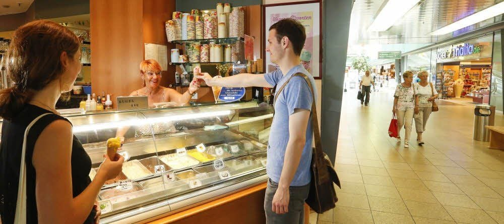 Erika Tegner überreicht Eiscafé San Marco eine Kugel Erdbeereis zum Probieren.