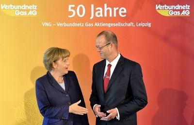 Bundeskanzlerin Angela Merkel (CDU) und Klaus-Ewald Holst, Vorstandsvorsitzender der Verbundnetz Gas AG (VNG) bei einem Festakt im Leipziger Gewandhaus zum 50-jährigen Bestehen des Unternehmens