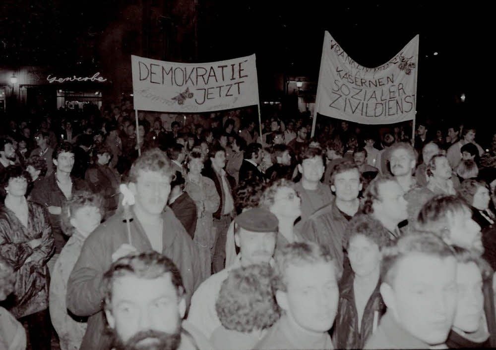 Demonstranten 1989 auf dem Marktplatz der Lutherstadt Wittenberg.