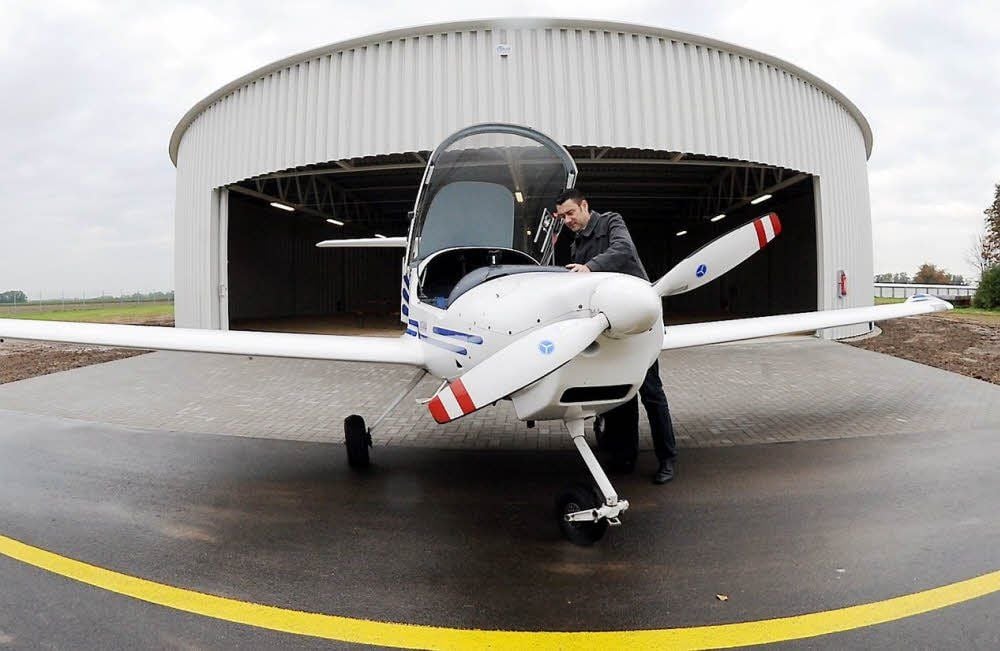 Sven Felter, Geschäftsführer des Lips-Flugdienstes, mit einer DA-20 vor dem neuen Hangar in Oppin.