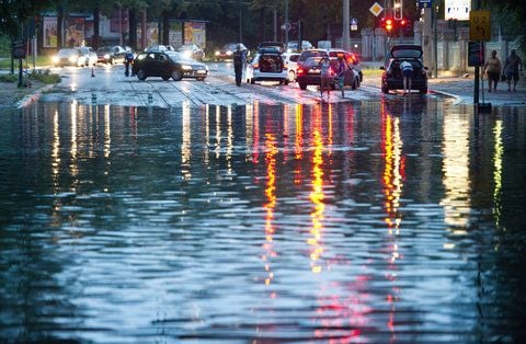 Eine Straße in Frankfurt (Oder) ist am Montagabend nach einem Unwetter überflutet. (FOTO: DPA)