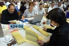 Zählen im Namen der Demokratie und für ein «Erfrischungsgeld» von 16 Euro: Oft sind die Stimmen schon nach zwei Stunden ausgezählt, die Prozedur kann sich aber auch bis weit nach Mitternacht hinziehen. (Foto: dpa)