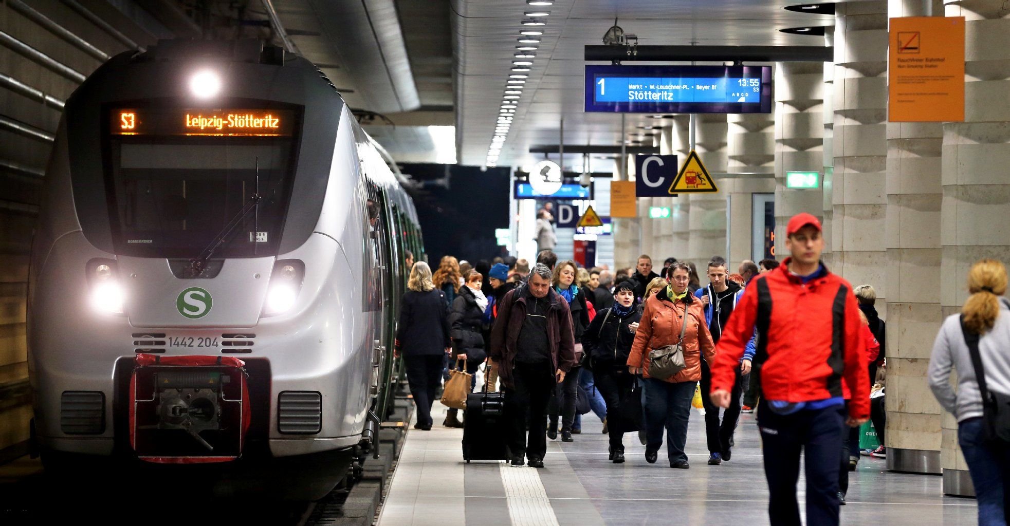 Fahrgäste gehen über den Bahnsteig der Station Hauptbahnhof im City-Tunnel Leipzig