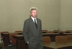 Ex-Tennis-Star Boris Becker steht am Donnerstag vor der Urteilsverkündung hinter der Anklagebank im Landgericht München I. Dort wurde der 34-jährige wegen Steuerhinterziehung zu zwei Jahren Haft auf Bewährung und insgesamt 500 000 Euro Geldstrafe verurteilt.
