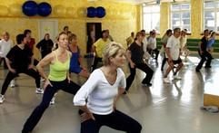 Kondition und gute Laune - viele Besucher erwarten von Fitnessstudios nicht nur körperliches Training, sondern auch Motivation in der Gruppe. (Foto: dpa)