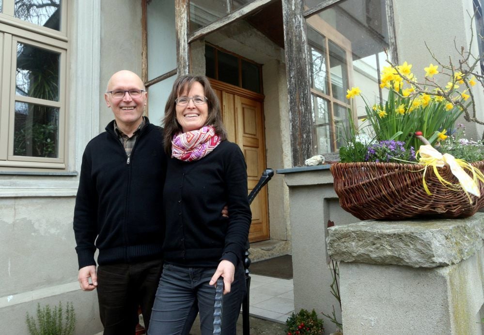 Almuth und Hans-Jörg Heinze verlassen Axien in der Elbaue in Richtung Hirschfeld im Nachbarkreis Elbe-Elster. Sie vollziehen damit einen Schritt, der ihnen nicht leicht fällt. Das Foto mit den beiden sollte unbedingt vor dem Pfarrhaus entstehen, weil durch dessen Tür viele Menschen gegangen sind und sie eine Fülle an interessanten Begegnungen hatten.