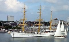 Das Segelschulschiff der Deutschen Marine, die 89 Meter lange «Gorch Fock», läuft von der Ostsee kommend in Warnemünde ein. Die Dreimastbark mit einer Segelfläche von rund 2.000 Quadratmetern wird als Flaggschiff an der viertägigen Hanse Sail teilnehmen. (Foto: dpa)