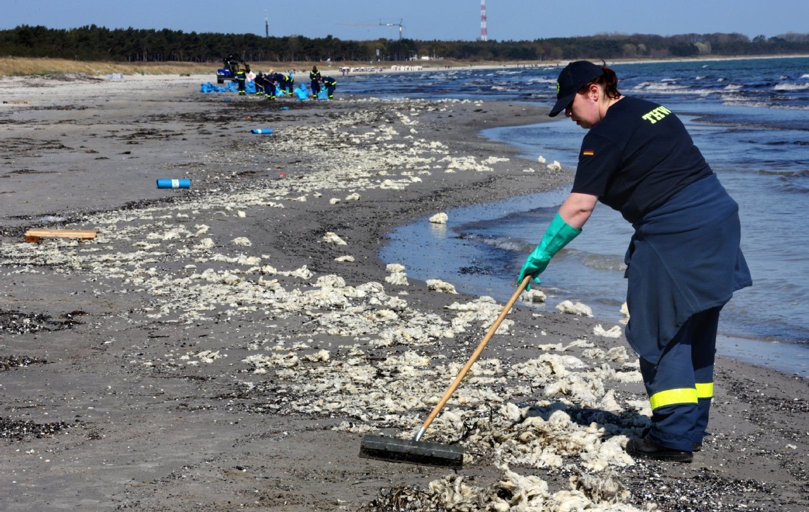 Am Ostseestrand zwischen Juliusruh und Glowe auf der Insel Rügen liegen große Mengen Paraffin, die von Feuerwehr und THW beseitigt werden.