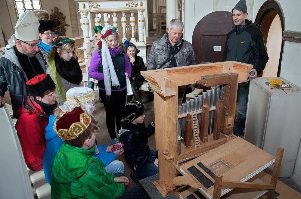 Anhand eines Miniaturmodells lässt sich das Prinzip einer Orgel am besten erklären - und selbst spielen geht auch.