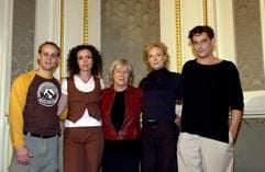 Die deutschen Schauspieler Jürgen Vogel (l), Maria Schrader (2.v.l), Katja Riemann (2.v.r) sowie Martin Feifel nehmen die Regisseurin und Drehbuchautorin Margarethe von Trotta am 16.10.2002 in Hamburg in ihre Mitte, Archivbild. Vor Beginn der Filmfestspiele in Venedig hat die deutsche Regisseurin Margarethe von Trotta auf das lange Zustandekommen ihres Wettbewerbsbeitrages "Rosenstrasse" hingewiesen. (Foto: dpa)