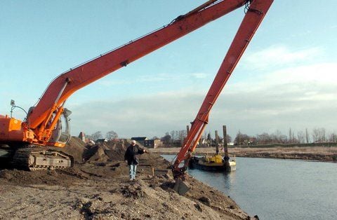 Ein Bagger arbeitet am Ufer der Saale bei Trabitz (Landkreis Schönebeck) an der Uferbefestigung (FOTO: DPA/ARCHIV)