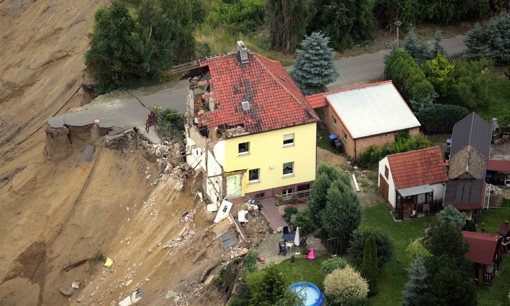 Die Luftaufnahme vom 20. Juli 2009 zeigt das Ausmaß des Erdrutsches am Concordiasee in Nachterstedt (Salzlandkreis).