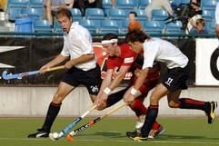 In der Begegnung Deutschland - England läuft der Deutsche Justus Scharowsky (M) den zwei Engländern Ben Marsden (l) und Brett Garrad (r) weg. Die Deutschen gewannen die Partie 1:0. (Foto: dpa)