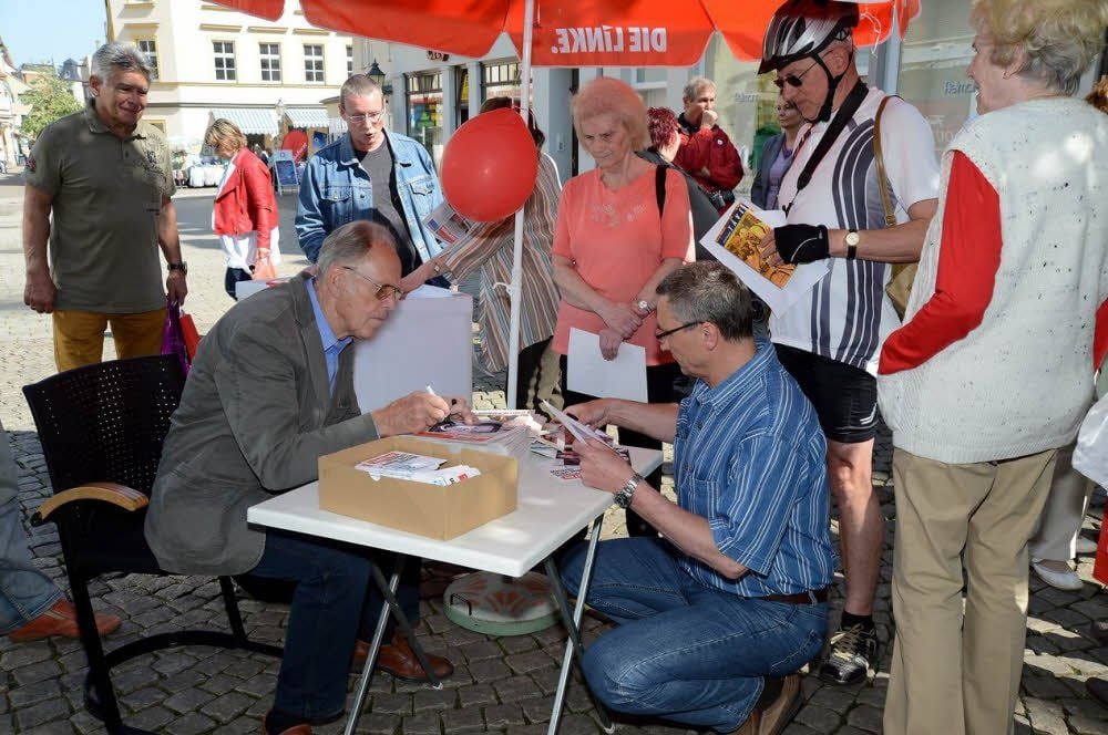 Gustav Adolf Schur (links) in der Innenstadt als Autogrammgeber.