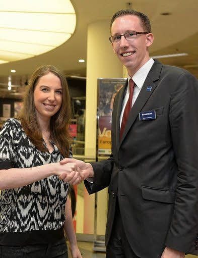 Nadine Neumann übergibt die Filialführung an Dennis Heitbreder.