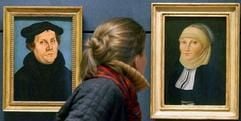 Cranach-Gemälde von Martin Luther und seiner Frau Katharina von Bora im Lutherhaus in Wittenberg. (Foto: dpa)