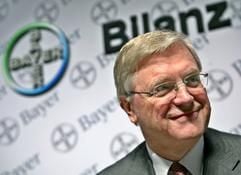 Der Vorstandsvorsitzende des Chemie- und Pharmakonzern Bayer, Werner Wenning, erläutertin Leverkusen auf der Bilanz Pressekonferenz des Unternehmens das Konzernergebnis für das Jahr 2006. (Foto: dpa)