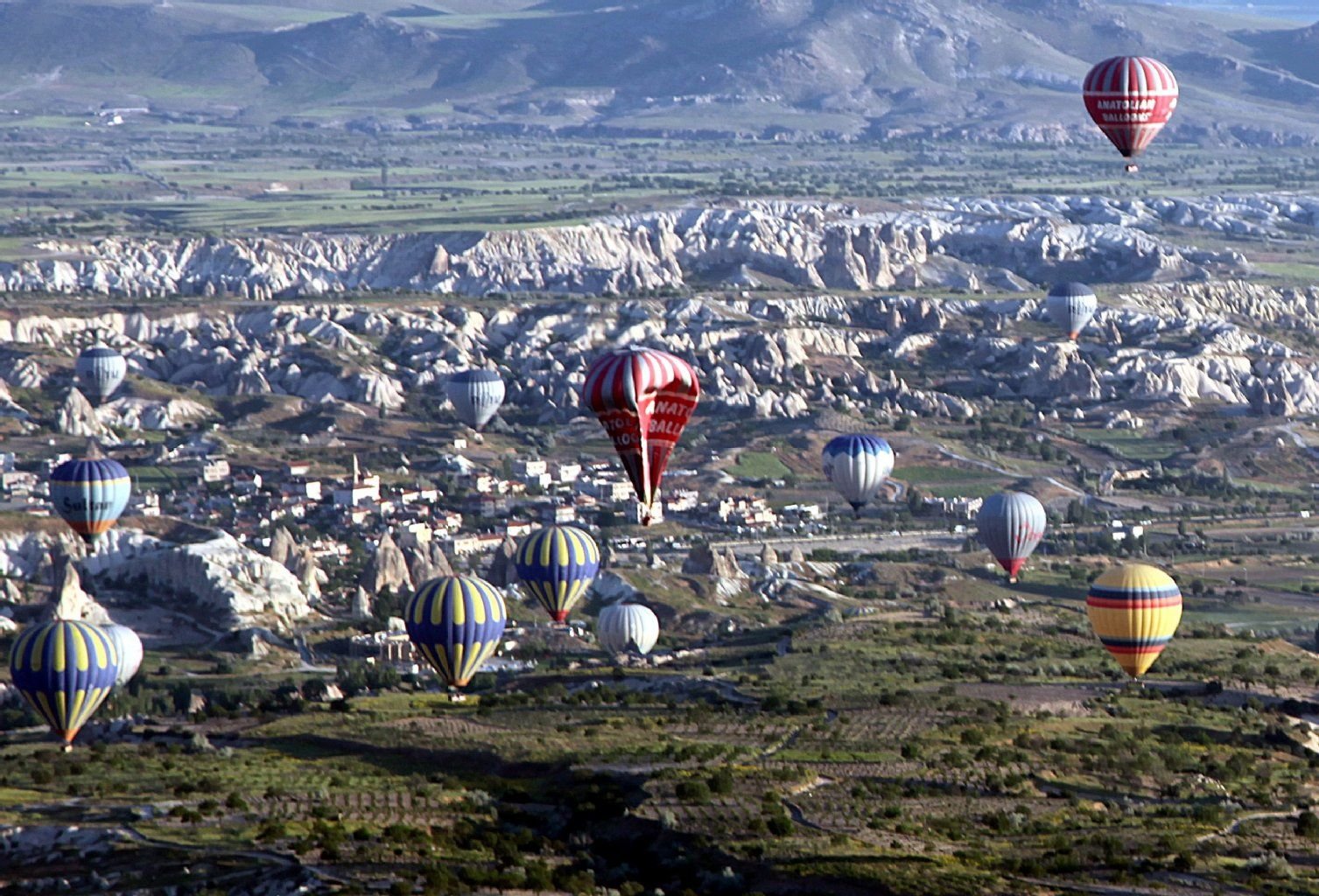 Ein Heißluftballon sinkt in Cappadocia, Türkei, herab.