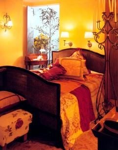 Das Bett steht im Mittelpunkt: Damit der Schlafkomfort nicht leidet, sollte außer auf das Design unter anderem auch auf die richtigen Maße geachtet werden. Jeder Zentimeter mehr anLänge und Breite führt zu bequemerem Schlaf. (Foto: Domicil/dpa)