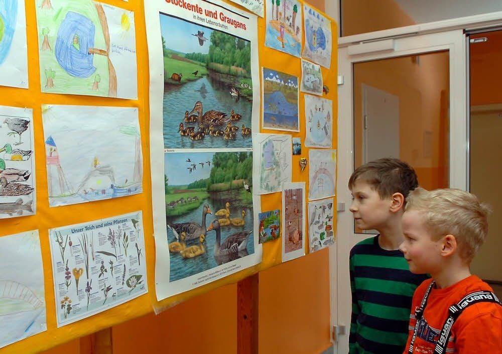 Das Gebäude der Grundschule Droyßig wird von der Gemeinde an die Verbandsgemeinde Droyßiger-Zeitzer Forst verkauft. Doch davon merken die Kinder nichts. Dominik Thomas und Hannes Zimmer schauen sich Ideen für ein neues Biotop im Schulgelände an.
