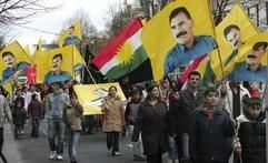 Kurden demonstrieren am Sonntag in der Altstadt von Magdeburg gegen einen möglichen Einmarsch der Türkei in den Nordirak. Sie führen Fahnen mit dem Porträt von Abdullah Öcalan, dem früheren Vorsitzenden der in Deutschland verbotenen kurdischen Arbeiterpartei PKK mit sich. (Foto: dpa)