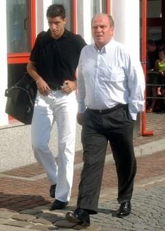 Der Manager des FC Bayern München, Uli Hoeneß (r), kommt am Donnerstag (07.08.2003) mit Neuzugang Roy Makaay auf das Trainingsgelände des Vereins in München. Der Niederländer hatte zuvor beim spanischen Erstligisten Deportivo La Coruna gespielt. (Foto: dpa)