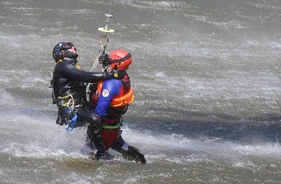 Demonstration einer hubschraubergestützte Wasserrettung - Auch bei der Bergung der deutschen Kanu-Gruppe, brauchte es Unterstützung aus der Luft. (FOTO: DDP)