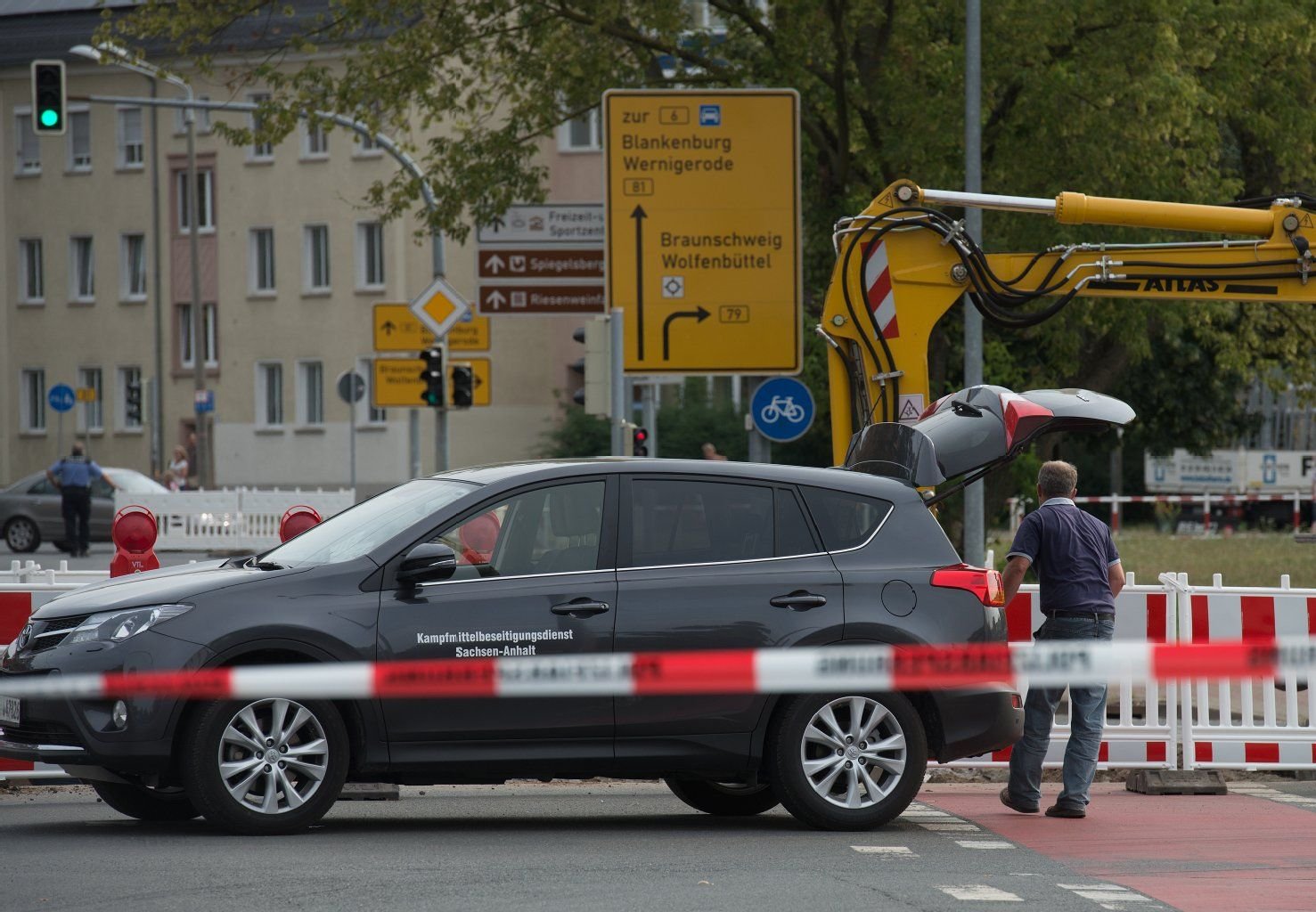 Mitarbeiter vom Kampfmittelbeseitigungsdienst untersuchten die Bombe nach deren Freilegung.