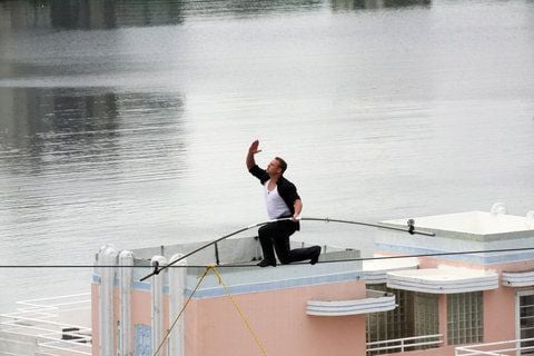 Der Hochseilartist Nik Wallenda geht auf einem Seil in San Juan, Puerto Rico, am 04 Juni 2011. Wallenda beendete damals eine Nummer auf dem Seil, bei der an dieser Stelle sein Urgroßvater, Karl Wallenda, 1978 starb. (FOTO: DPA)