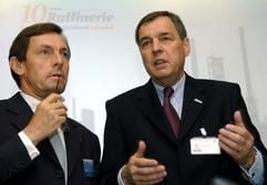 Der Generaldirektor der Raffinerien von Total weltweit, Jean-Paul Vettier (l.), unterhält sich am Mittwoch (15. September 2004) mit dem Geschäftsführer der Total-Raffinerie Mitteldeutschland GmbH, Manfred Gieseler, in der Raffinerie in Leuna. (Foto: dpa)