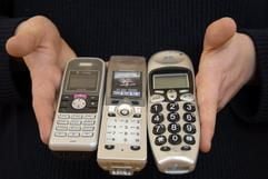 In die Hand nehmen: Wichtig ist es, das Telefon vor dem Kauf auszuprobieren. (Foto: dpa)
