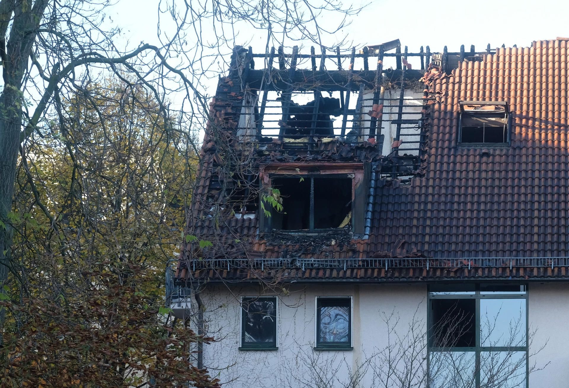 Das vom Feuer zerstörte Dachgeschoss eines Mehrfamilienhauses in Leipzig. Bei dem Brand kam ein zwölfjähriges Mädchen ums Leben.