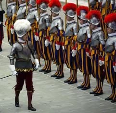 Neue Rekruten der Schweizergarde legen im San Damaso-Hof im Vatikan ihren Eid ab. 2006 feiert die Garde ihr 500-jähriges Bestehen - am 22. Januar 1506 waren die ersten Schweizer Söldner in Rom eingezogen. (Foto: dpa)