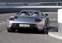 Fast so teuer wie ein Kleinwagen: Ein Satz maßgeschneiderte Reifen für Sportwagen wie den Carrera GT schlägt mit mehreren Tausend Euro zu Buche. (Foto: dpa)