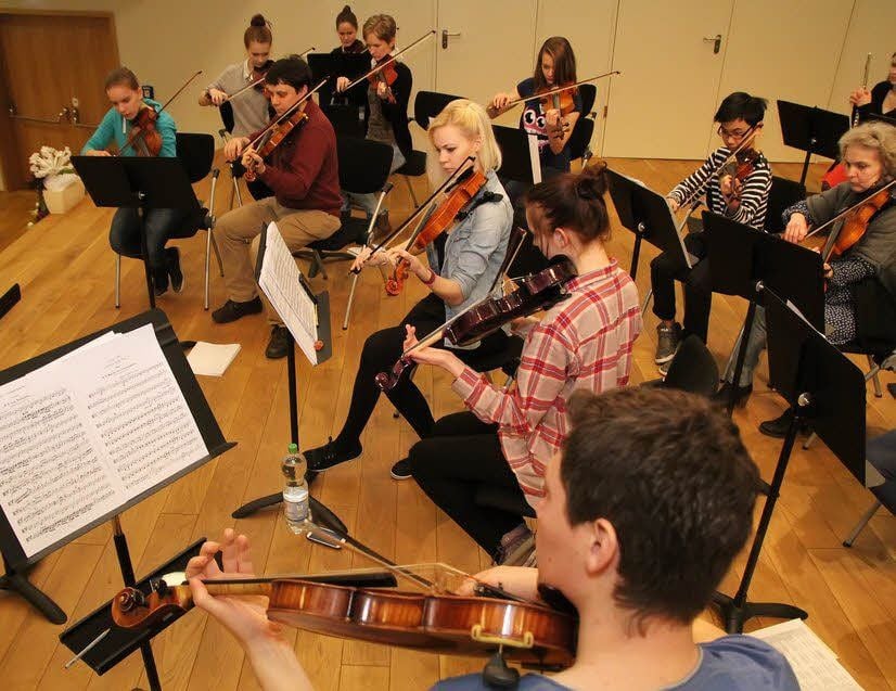 Die Musiker sind voll konzentriert bei der Probe.