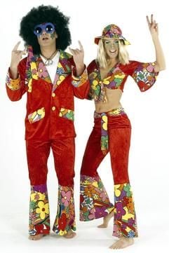 Jimi-Hendrix-Frisur und Schlaghosen - modebewusste «Jecken» kleiden sich im Hippie-Look. (Foto: dpa)