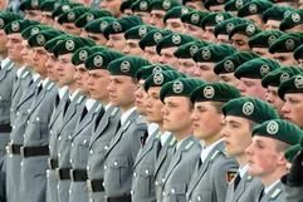 Bundeswehr-Soldaten während eines Appells. (Foto: dpa)