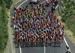 Der Blick aus der Vogelperspektive zeigt das kompakte Fahrerfeld des 83. Giro d'Italia auf der 3. Etappe. (Foto: dpa)