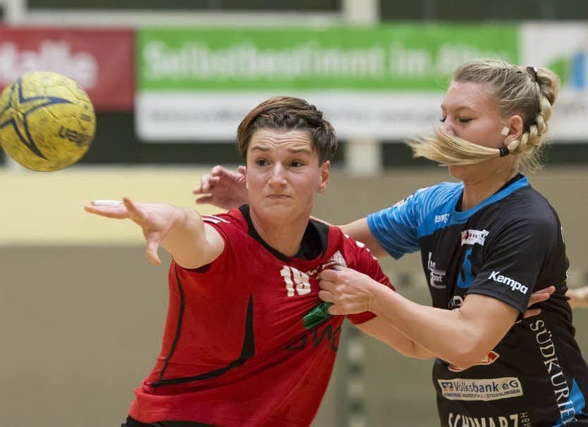 Halles Nadja Bolze (links) kann gegen Julia Willauer noch abspielen.