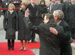 Nach der Begrüßung mit militärischen Ehren am Mittwoch (23.02.2005) im Kurfürstlichen Schloss von Mainz winkt Bundeskanzler Gerhard Schröder (2.v.r.) zusammen mit US-Präsident George W. Bush (r) den Fotografen zu, in Hintergrund links Kanzlergattin Doris Schröder-Köpf mit US-First-Lady Laura Bush. (Foto: dpa)