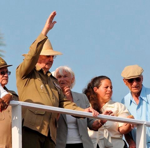 Raul Castro (2. v. l.) und Margot Honecker (3. v. l.) beim Festakt zum Jahrestag der misslungenen Inavsaion. (FOTO: DPA)