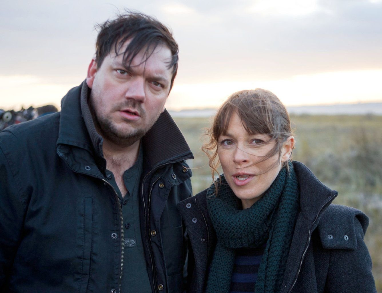 Die Schauspieler Charly Hübner und Anneke Kim Sarnau stehen am 13.11.2013 während einer Drehpause für eine «Polizeiruf 110»-Folge am Strand von Markgrafenheide.