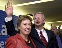 Landtagswahlen in Hessen, Sonntag 02.02.2003, Wahlparty in Wiesbaden: Roland Koch (r) jubelt mit seiner Frau Anke den Parteianhängern zu. (Foto: dpa)